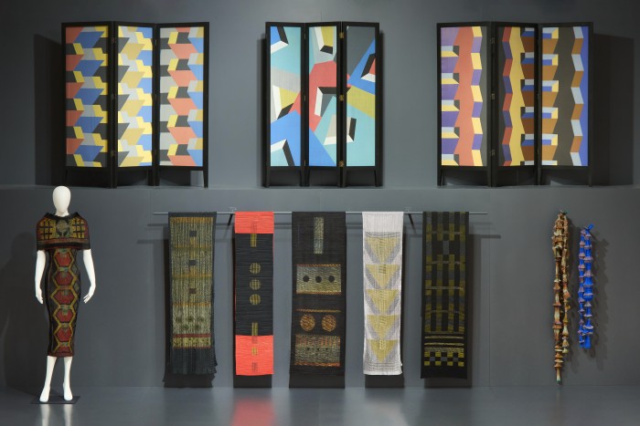 Wand mit Textilentwürfen von Ursi Fürtler und Schaufensterpuppe in einer Ecke