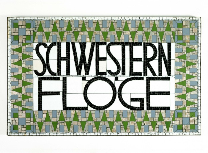 Glasmosaik Schriftzug "Schwestern Flöge"