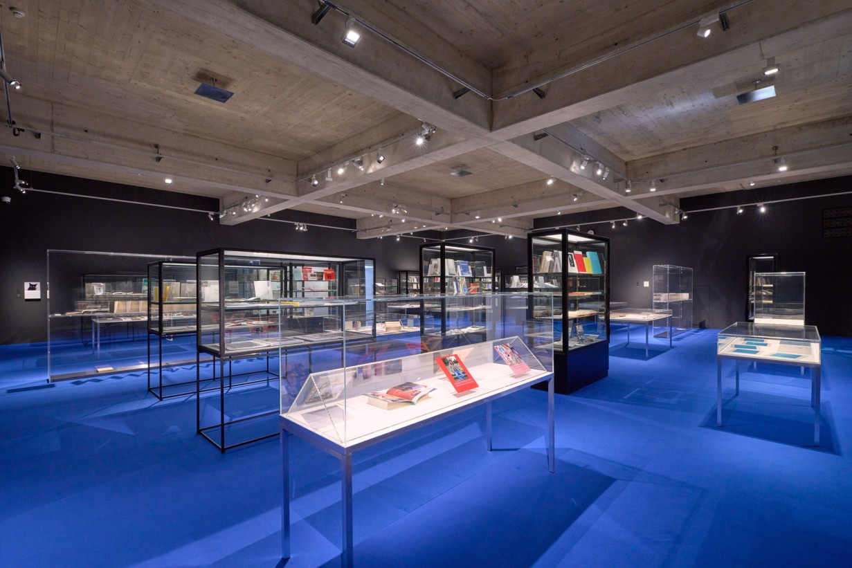 Ausstellungsraum mit Vitrinen und Büchern