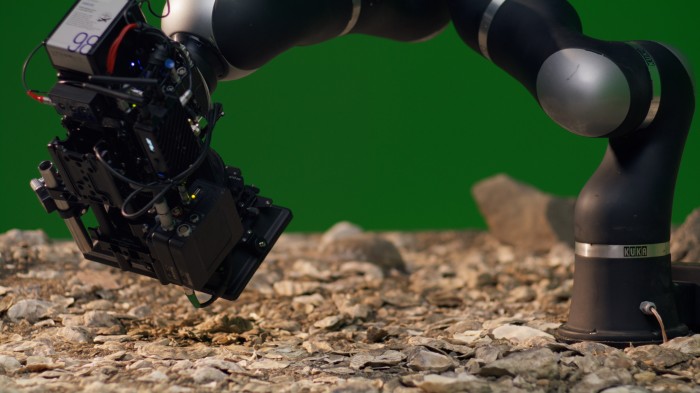 Kamerarm fährt über brittle ground