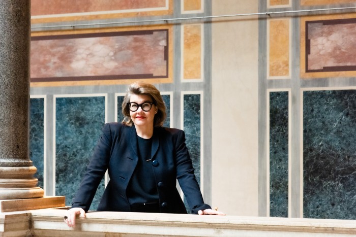 Lilli Hollein in der MAK Säulenhalle