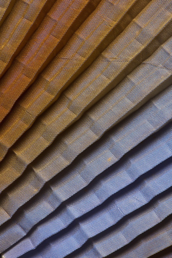 Stoff, plissiert, abgenäht; Metallreifen mit Verlaufsmuster