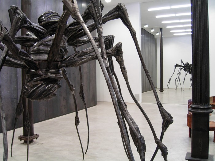Interieur des Helmut Lang Design Studios mit Spider Couple von Louise Bourgeois