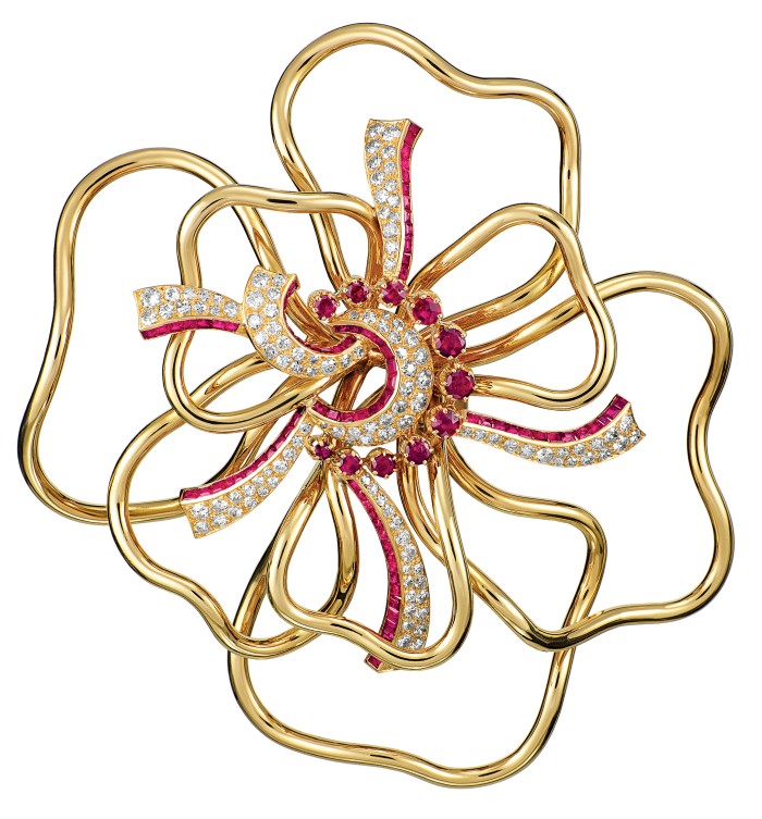 Clip in the shape of a flower 