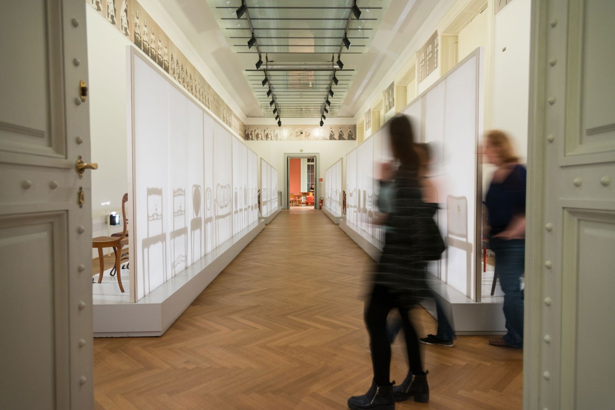 Ausstellungsraum mit Stühlen 