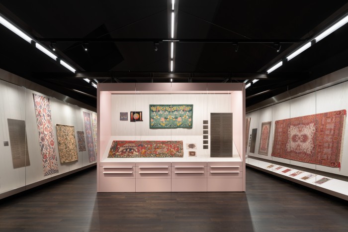 Vitrinen in der Schausammlung Textilien und Teppiche mit Objekten
