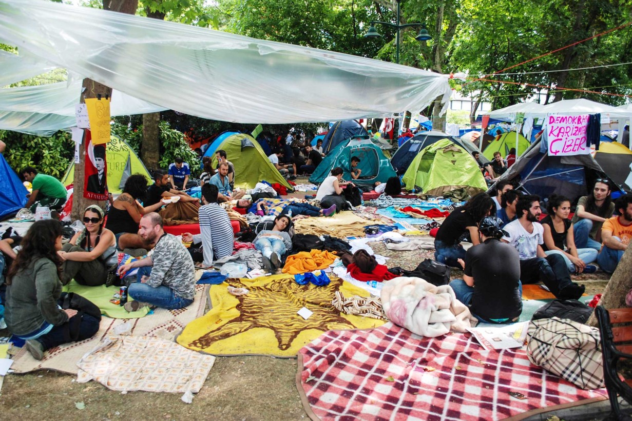 Die Transformation des Gezi-Parks in einen utopischen Protestraum ging einher mit der Errichtung informeller Strukturen: Matratzen, bunte Decken, an Seilen gespannte Planen und Hunderte Zelte verbreiteten sich innerhalb kurzer Zeit.