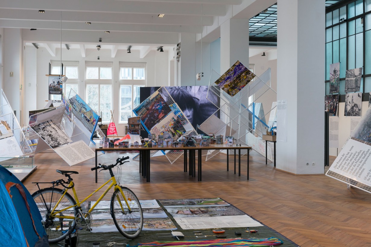 Ausstellungsraum mit Objektes aus einem Protestcamp