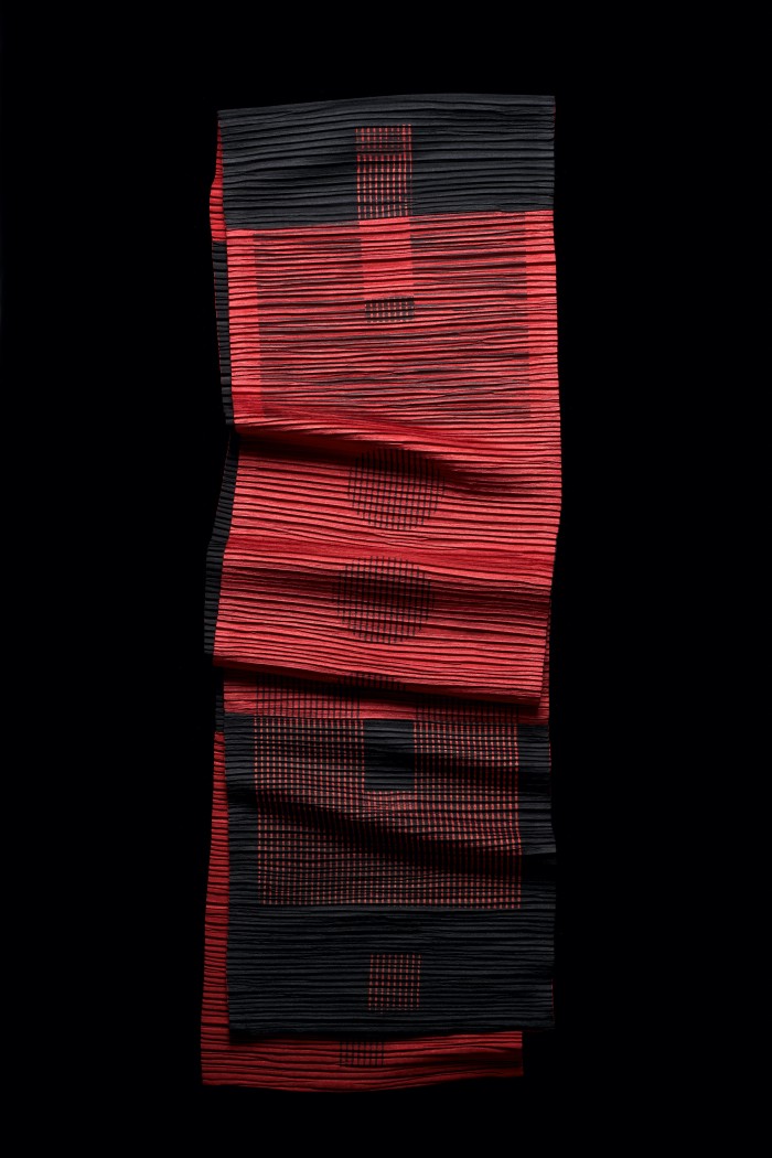 Kunstfaser, plissiert, beidseitig bedruckt in Rottönen