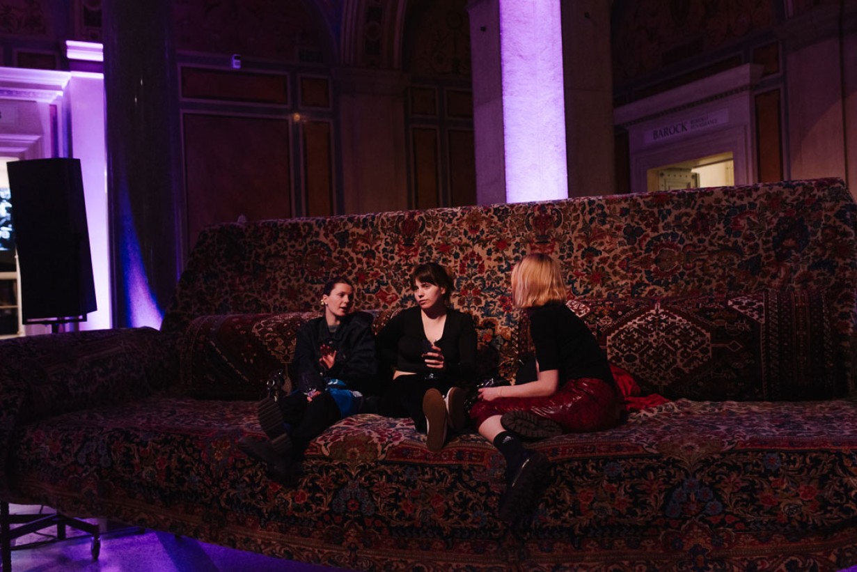 Besucher*innen auf einem überdimensionalen Sofa