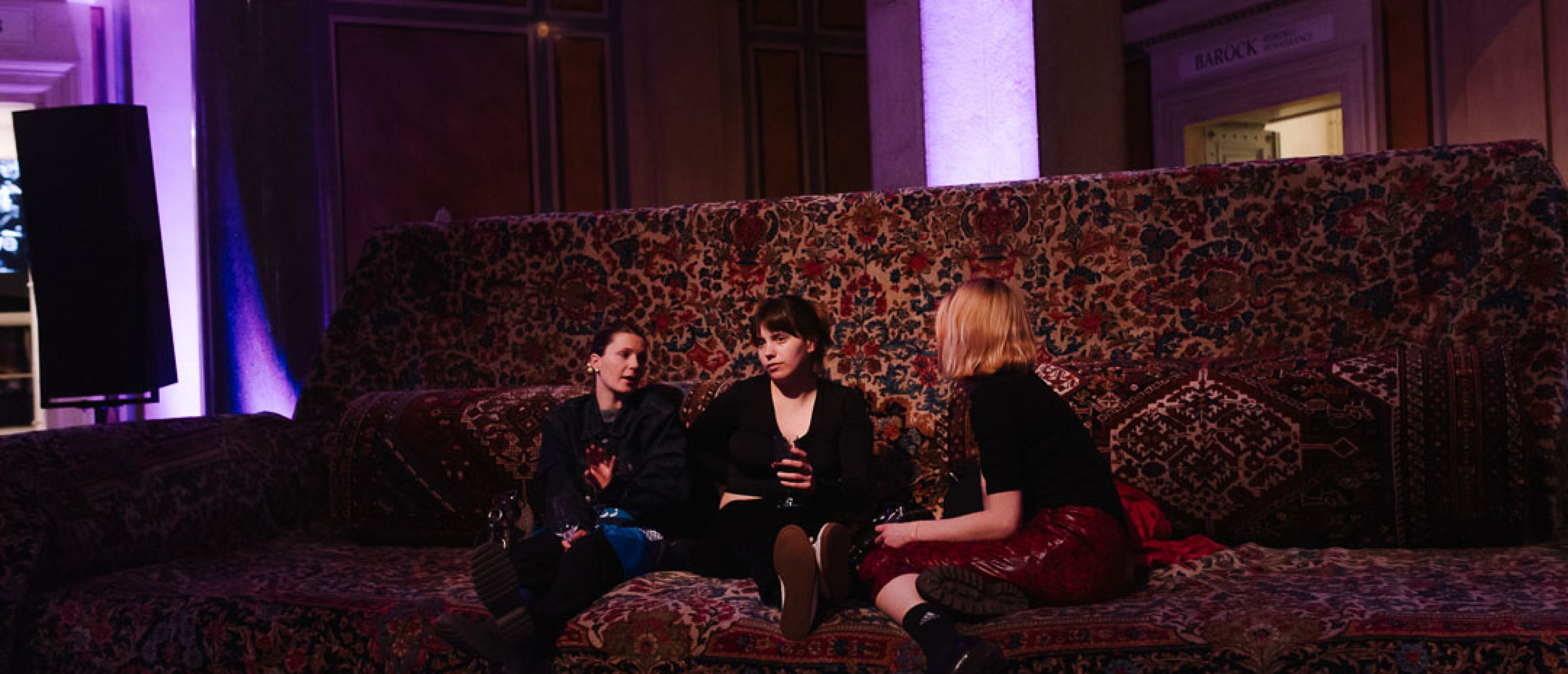 Besucher*innen auf einem überdimensionalen Sofa