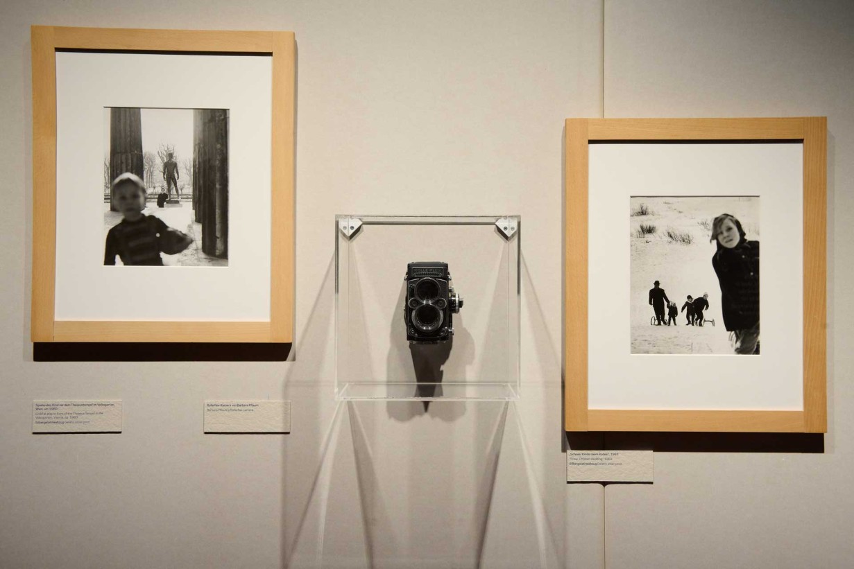 Wand in Ausstellung mit Fotos von Barbara Pflaum und ihrer Kamera