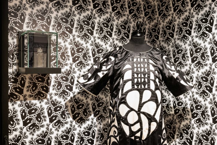 Abendkleidkleid nach Josef Hoffmann in schwarz und weiß in der Ausstellung WIEN 1900