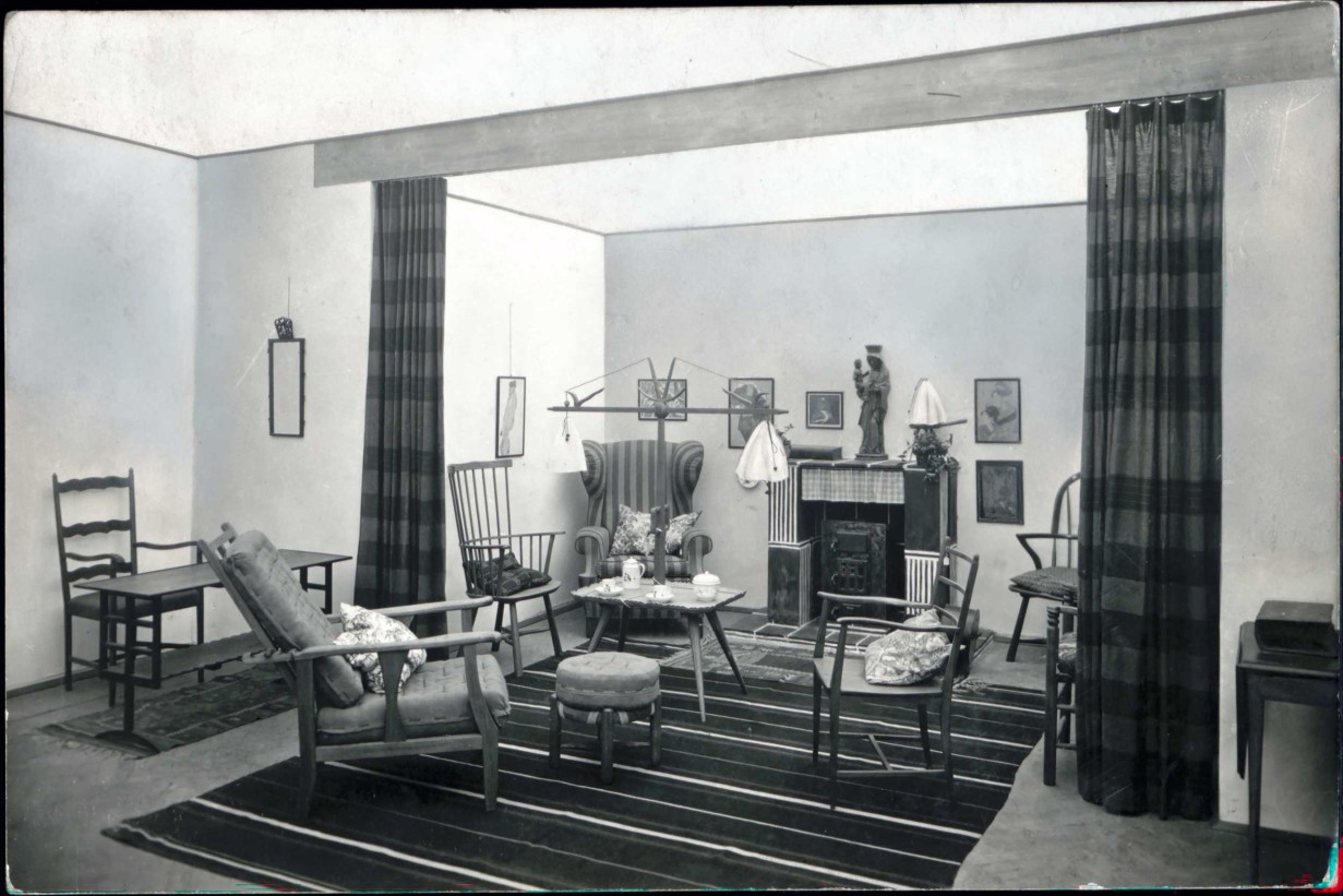 Hugo Gorge, Wohnraum in der Ausstellung Einfacher Hausrat im Österreichischen Museum für Kunst und Industrie