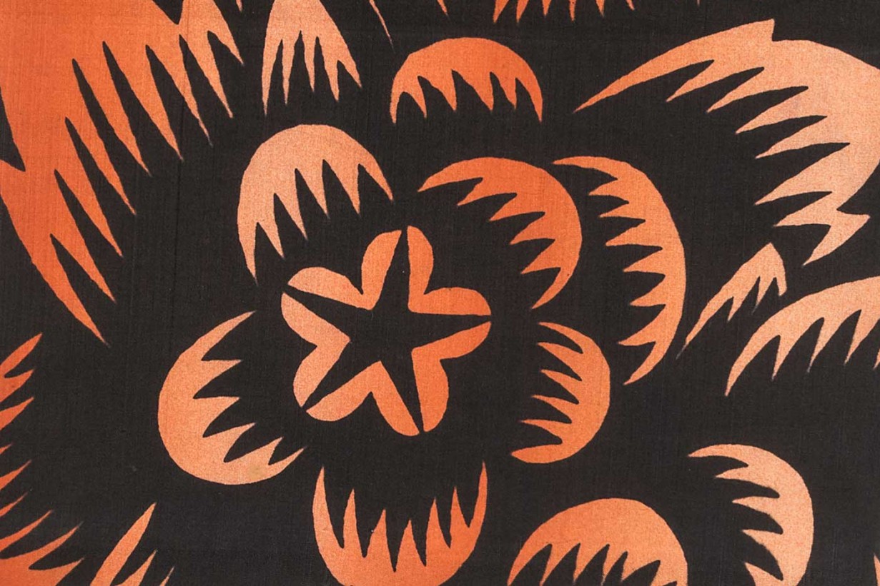 Ein schwarzes und oranges Blumenmuster