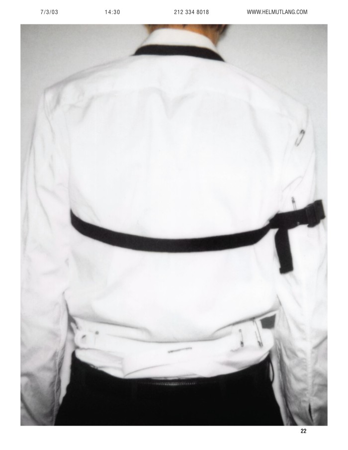 Seite eines Lookbooks mit Person von hinten