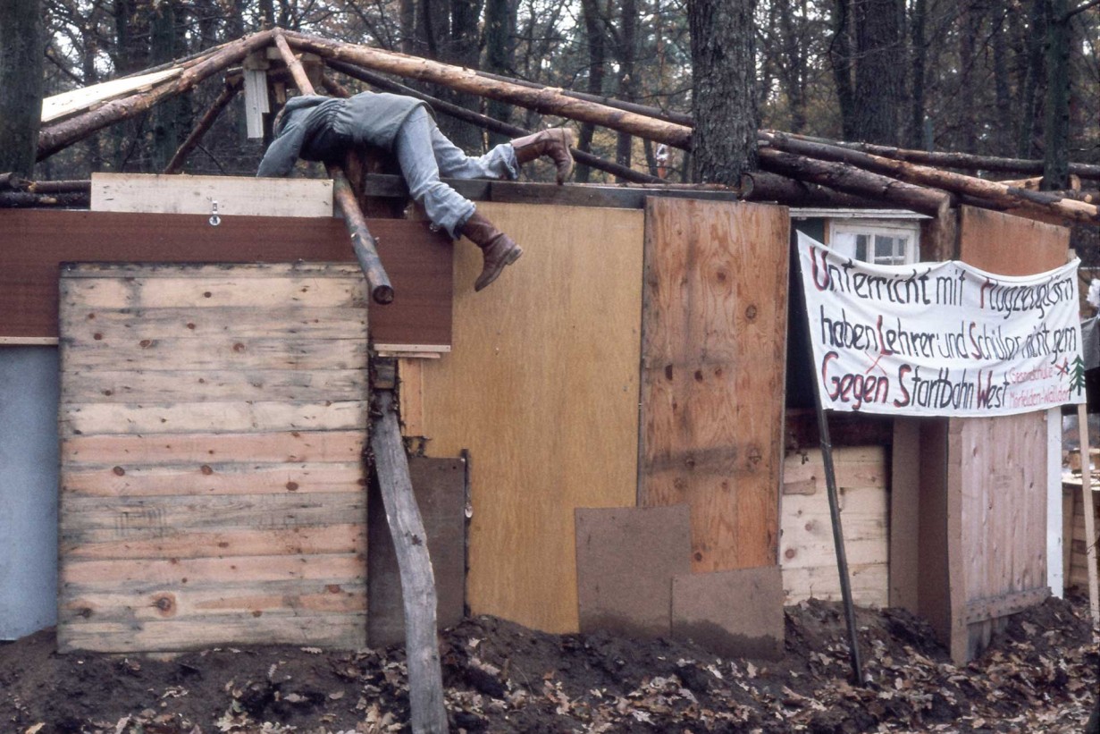 From May 1980 a protest camp developed in the Flörsheim Forest southwest of Frankfurt am Main in opposition to the expansion of Frankfurt Airport. It blocked the construction site for “Runway 18 West.”