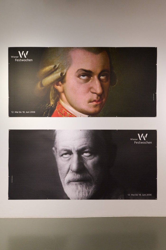 Wand mit zwei Festwochen Plakaten (Mozart, Freud)
