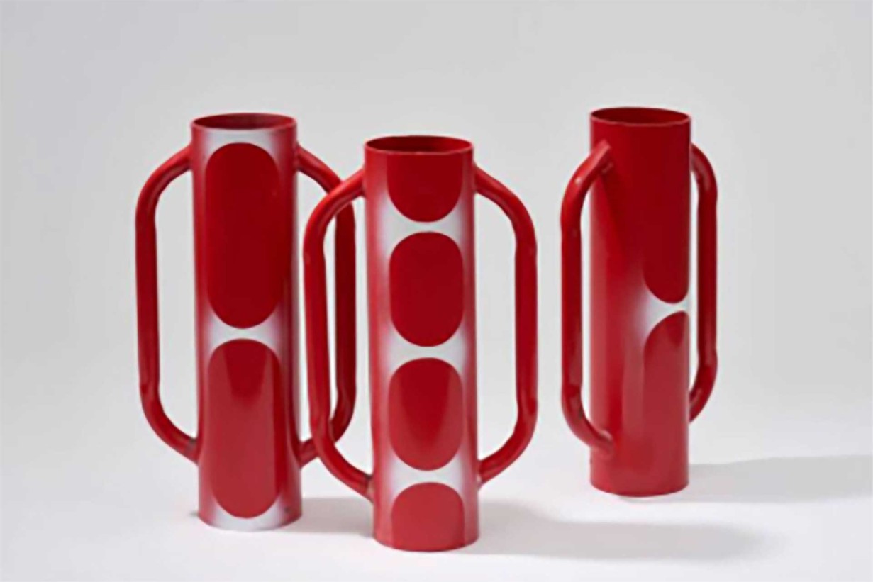 Drei Vasen mit roten Punkten darauf.