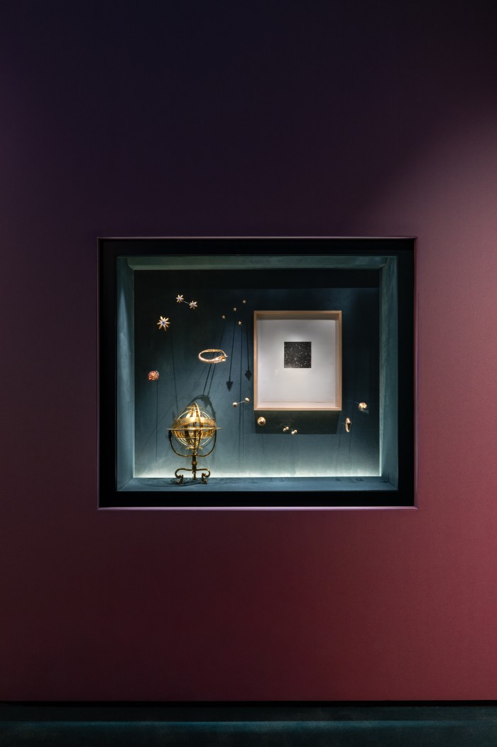 Vitrine mit Objekten der Ausstellung GLANZSTÜCKE 