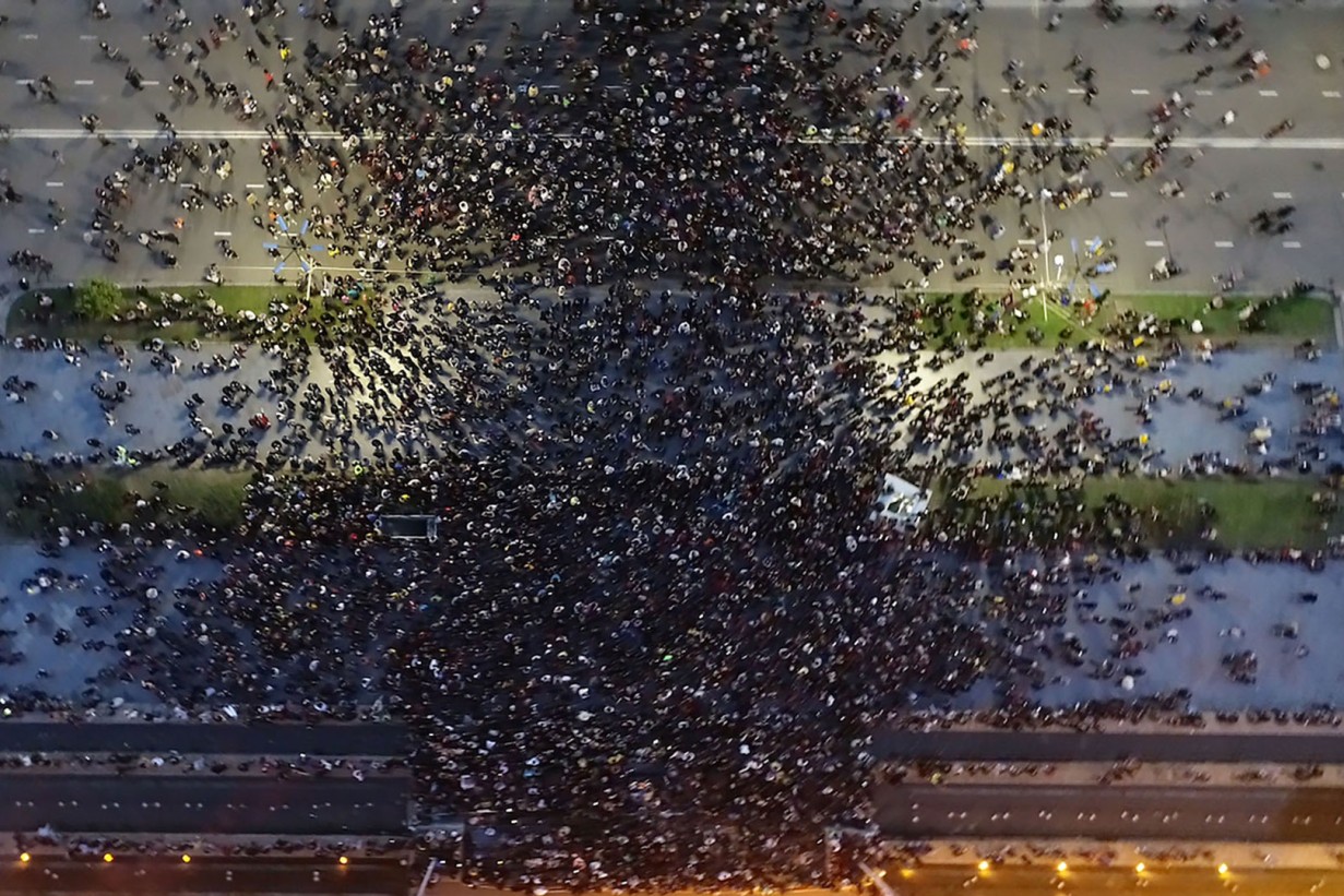 Tanzende Menschen auf einer Straße aus der Vogelperspektive fotografiert