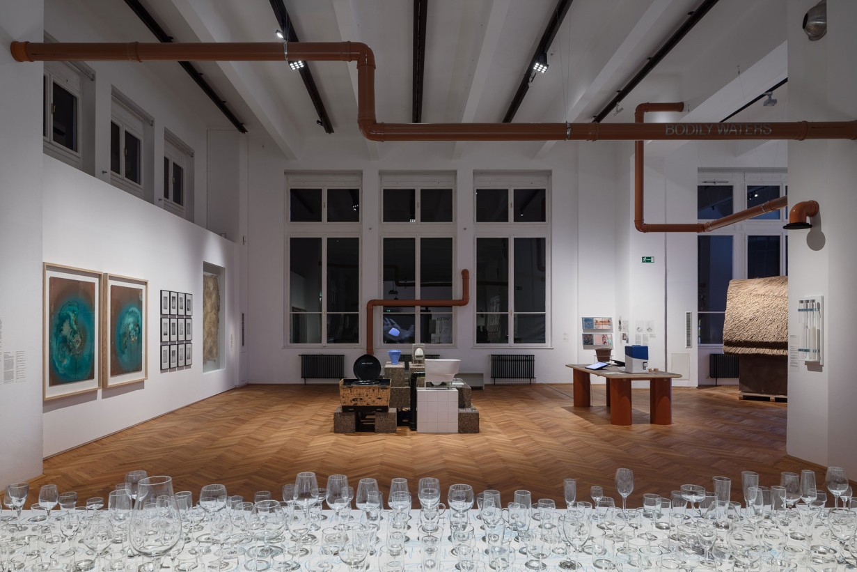 Ausstellungshalle, im Vordergrund zahlreiche Gläser