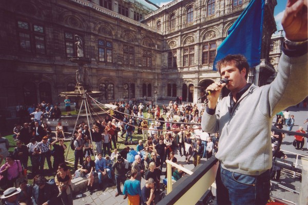 Christoph Schlingensief vor Oper in Wien (Bitte liebt Österreich)