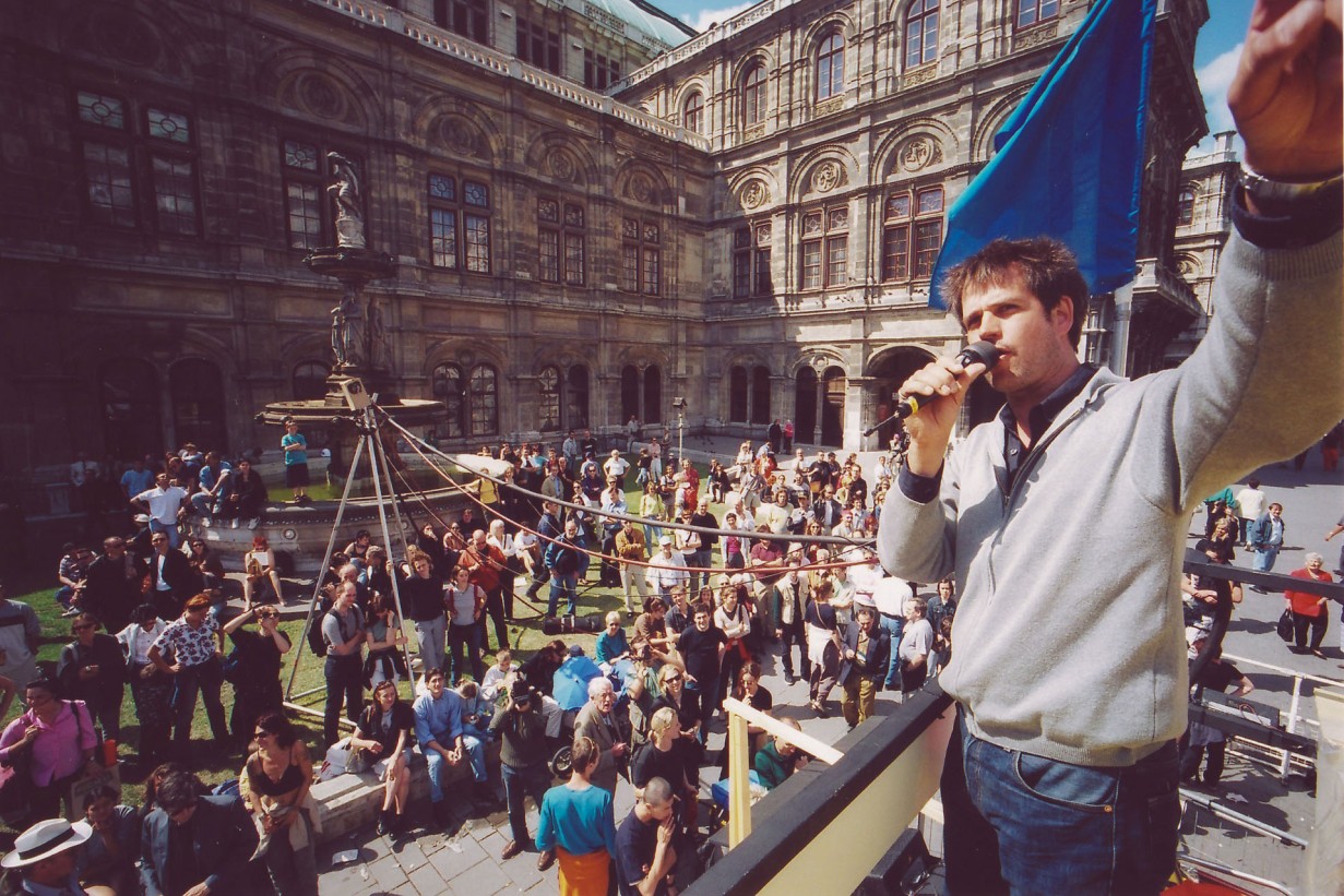 Christoph Schlingensief in front of Vienna opera (Bitte liebt Österreich)