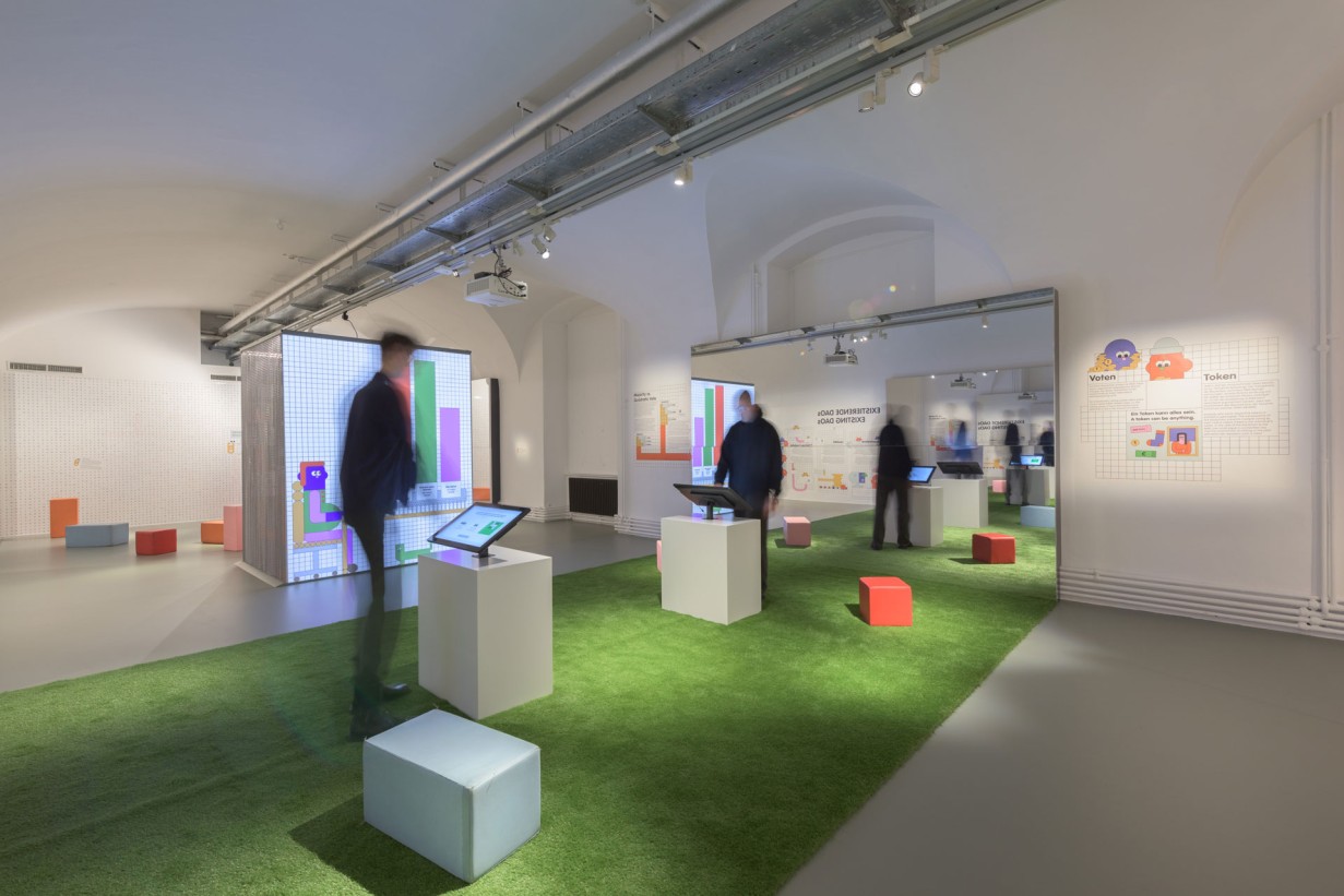 Ausstellungsraum mit Hockern