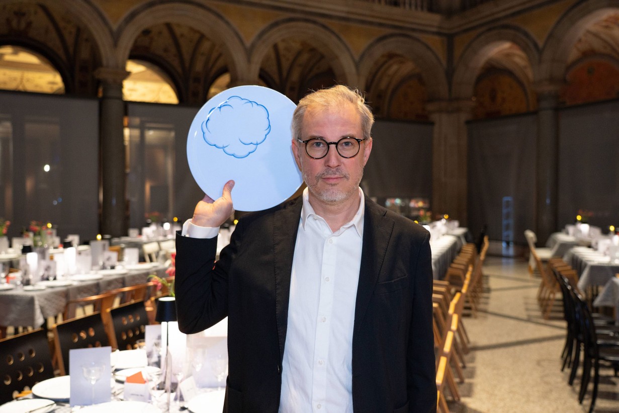 Künstler Markus Schinwald hält die Special Plate Edition in der Hand