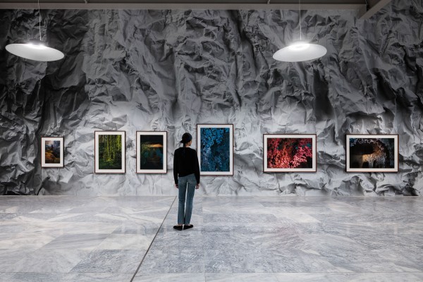 Ausstellungsansicht THOMAS DEMAND mit Besucherin