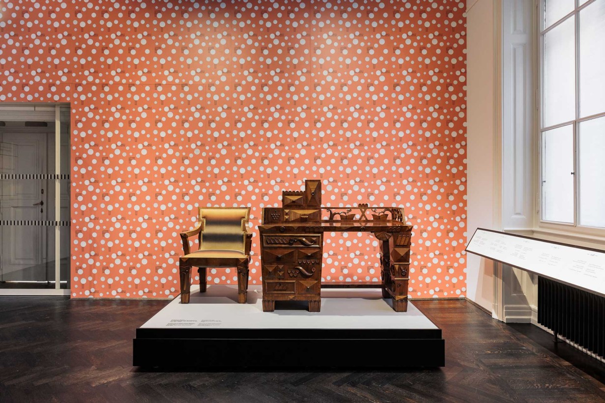 Kuntsvoll geschnitzter Armlehnsessel und Schreibtisch von Dagobert Peche 