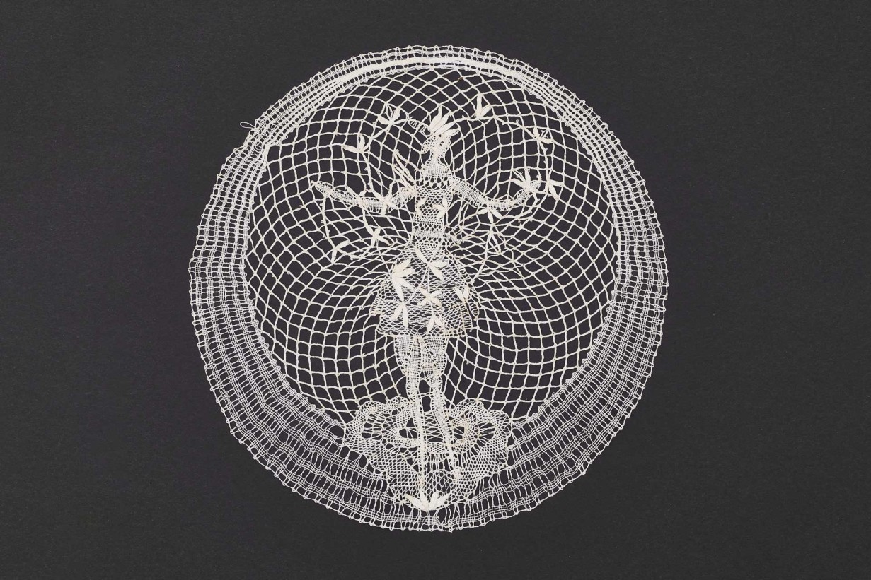 Spitzeneinsatz mit einer Figur in der Mitte 