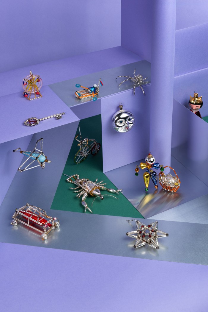 Baumschmuck aus Gablonz symmetrisch arrangiert