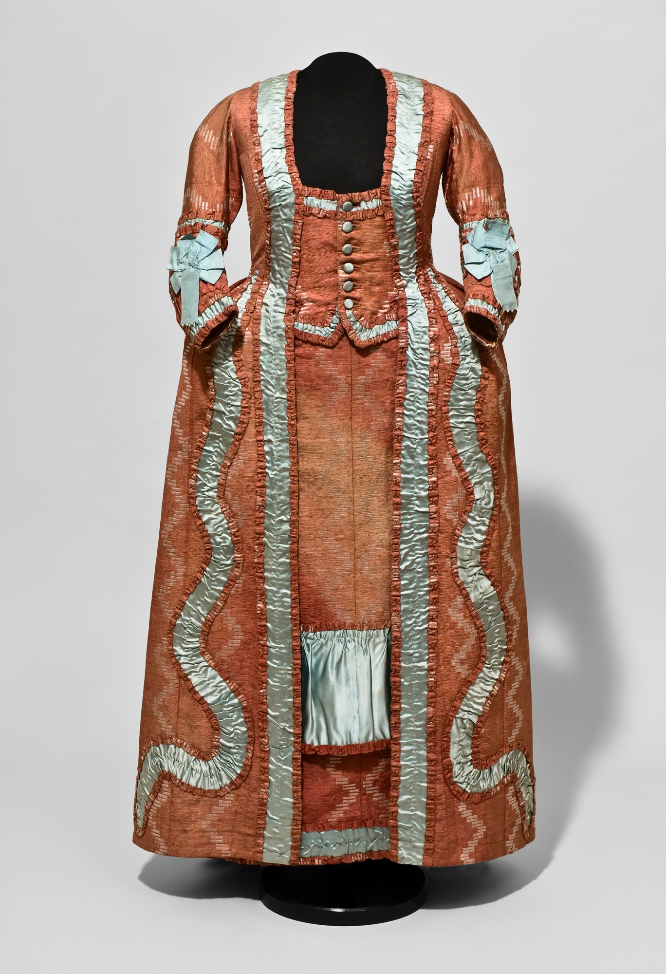 <BODY>RED MANTEAU (MANTLE) DRESS with watteau pleat and blue trimmings</BODY>