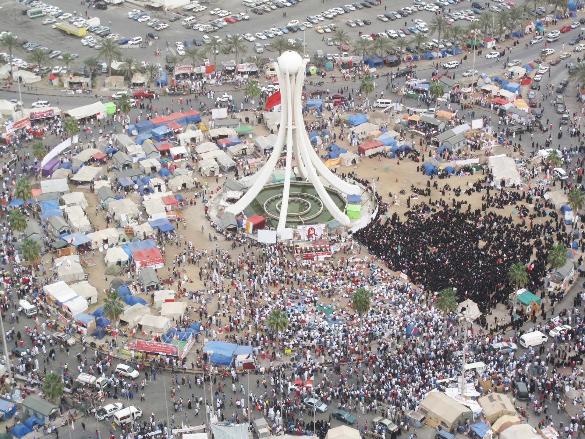 Der Kreisverkehr mit der großen Perlenskulptur bildete das Zentrum der etwa einen Monat andauernden Konflikte in Bahrain, die als lokale Reaktion auf die Ereignisse des Arabischen Frühlings in Tunesien und Ägypten begannen.