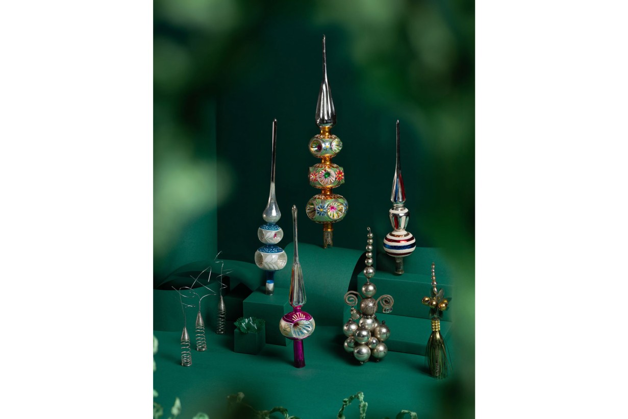 Artistic object arrangement Mobility, Christmas tree decorations from Gablonz/Jablonec nad Nisou