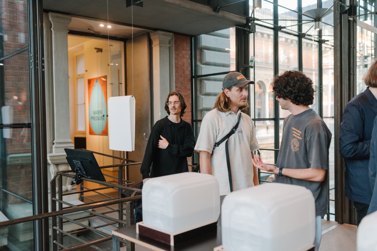 Museumsbesucher im Ausstellungsraum