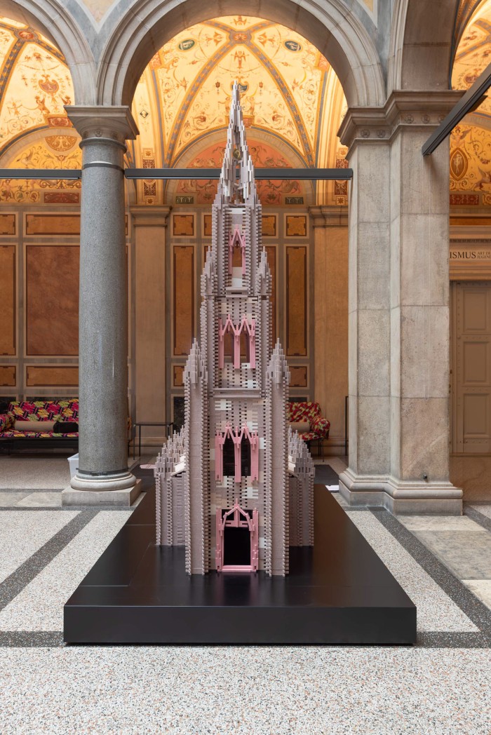 Kathedrale aus Baussteinen in der MAK Säulenhalle