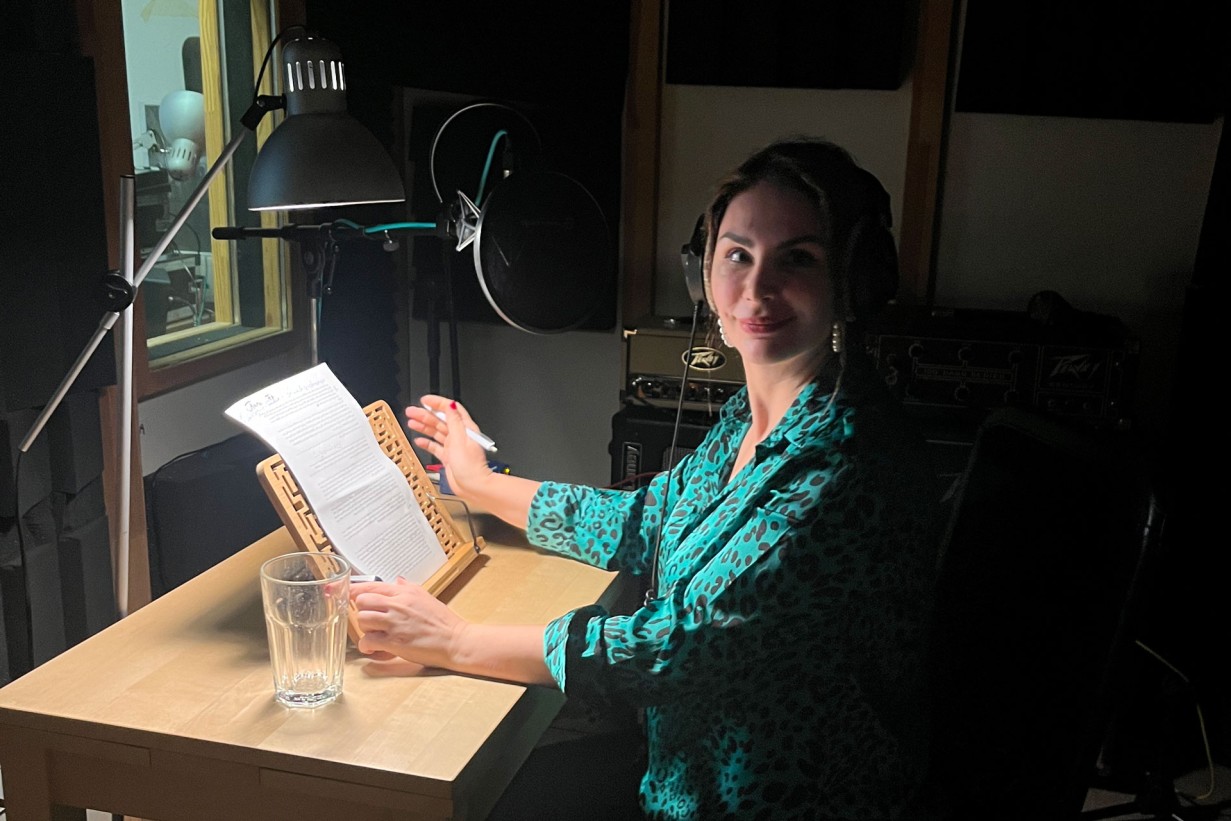 Frau in einem Tonstudio