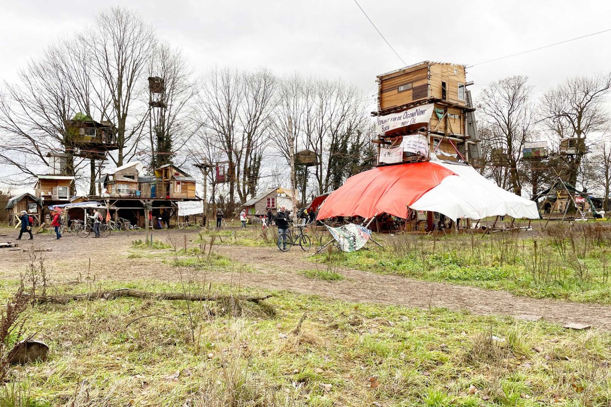 Zeltwiese mit Tower und „Reihenhaussiedlung“