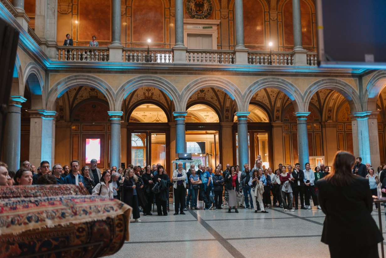 Museumsbesucher im Ausstellungsraum