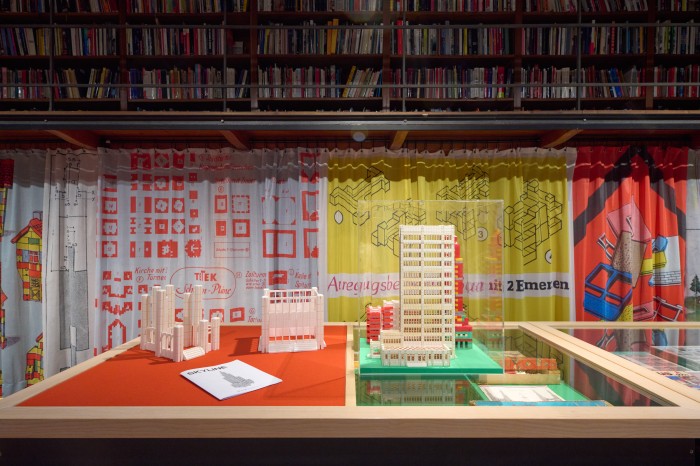 Ausstellungsansicht ARCHITEKTURBAUKÄSTEN im MAK Kunstblättersaal