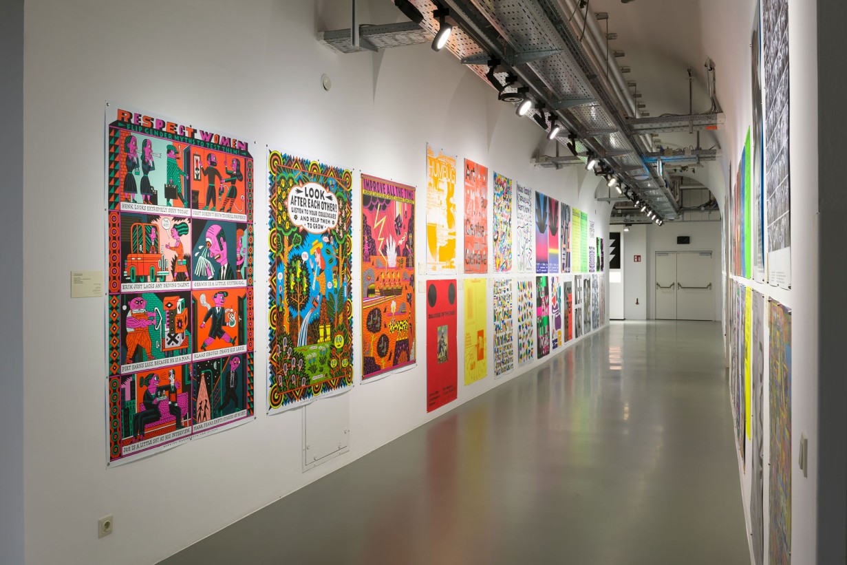 Ausstellungsraum mit bunten Postern an der Wand 
