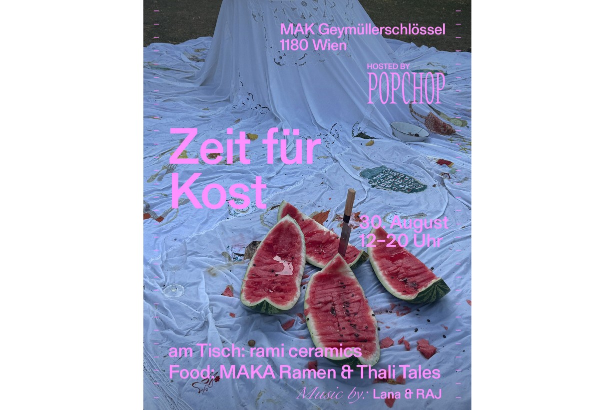 Überreste von Wassermelonen auf weißer Tischdecke