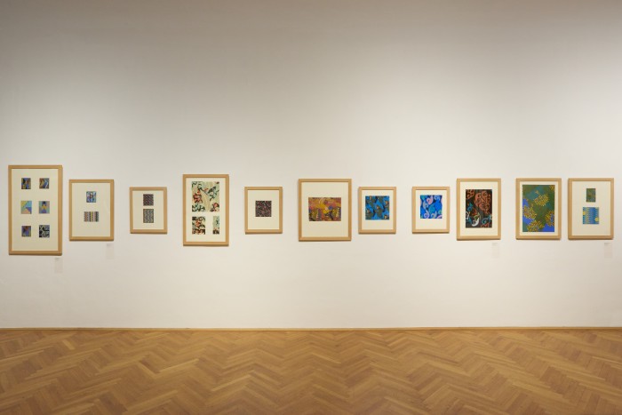 Wand mit gerahmten Objekten von Ursi Fürtler