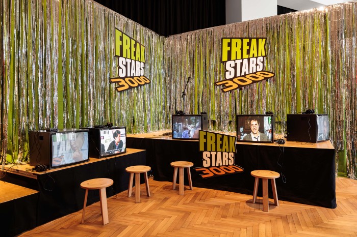 Freakstars Studio, Fernseher mit Videoprojektionen