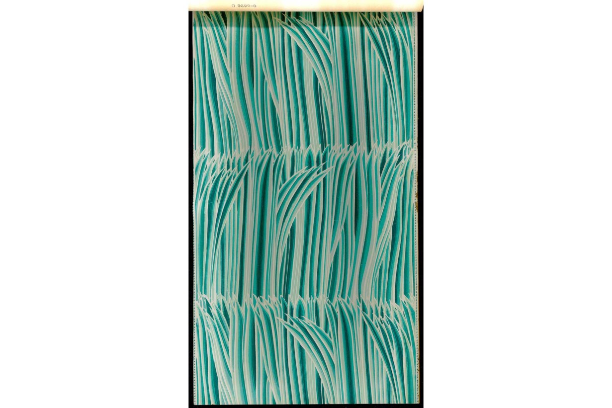 Tapete mit türkisen und weißen Streifen, das an Schilf erinnert