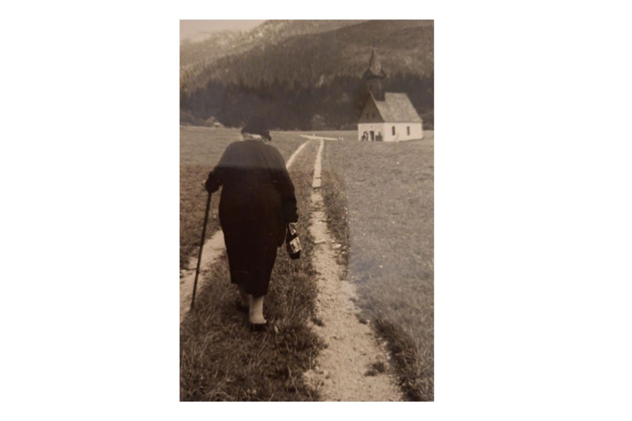 Frau geht auf einem Feldweg