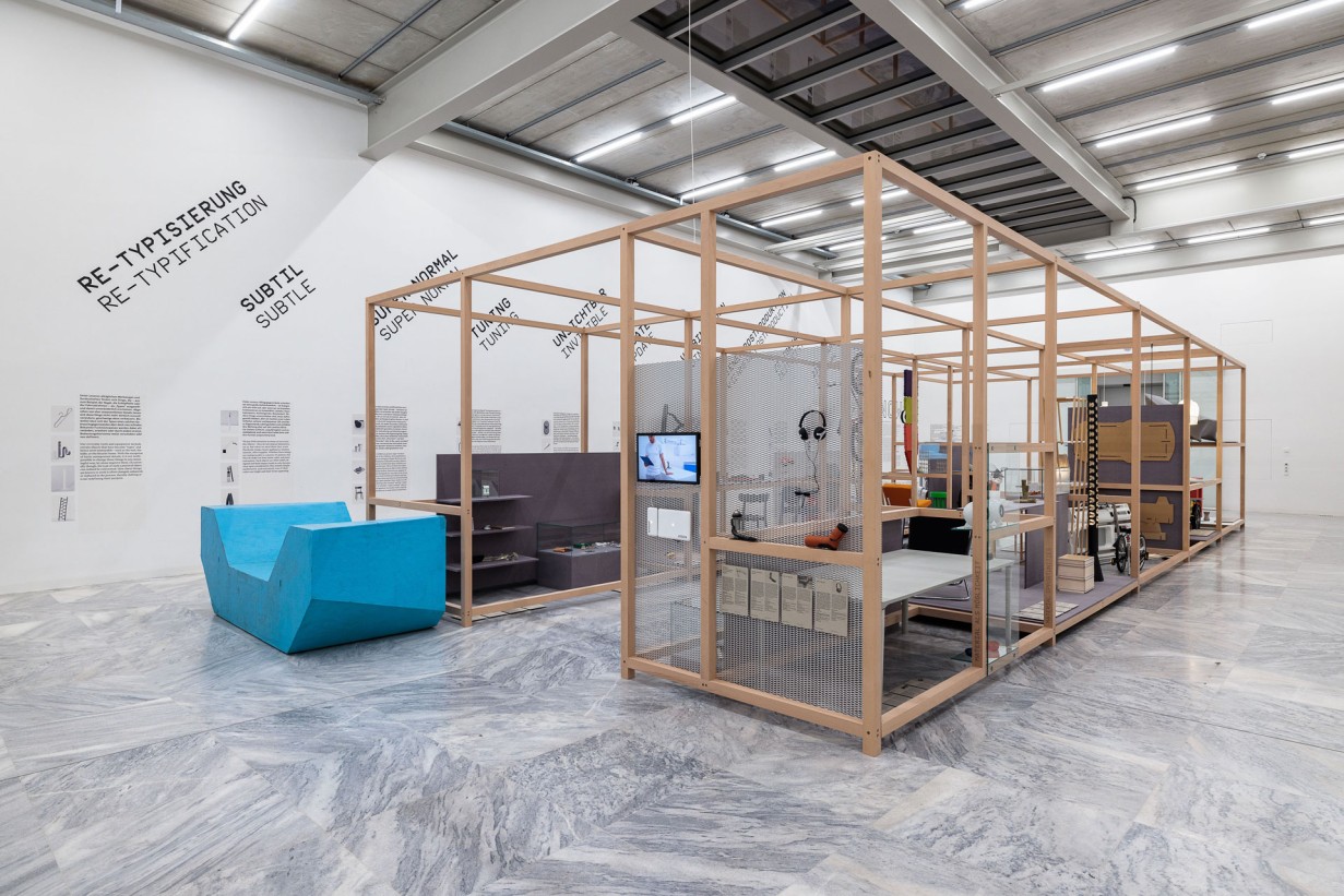 Ausstellungsraum mit Designobjekten